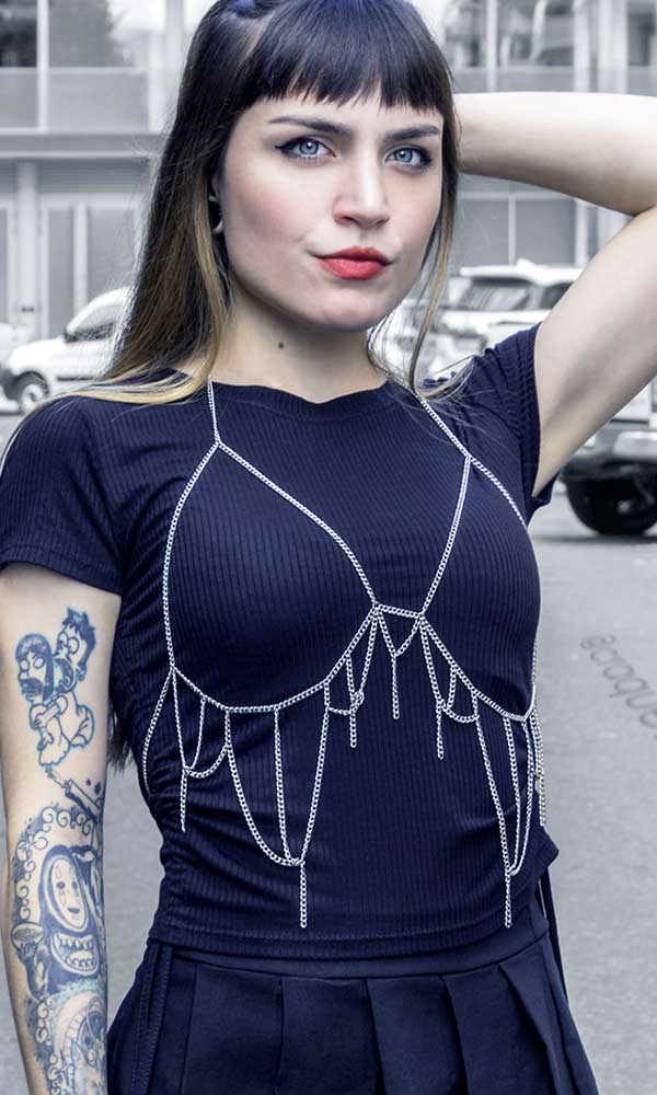 pipa bodychain bra chain top de cadenas corpiño flecos aesthetic grunge gotico alternativo chica egirl gamer tatuajes