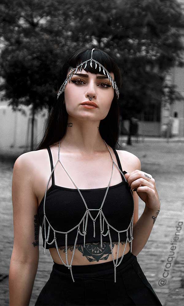 pipa bodychain bra chain top de cadenas corpiño flecos aesthetic grunge gotico alternativo chica egirl gamer tatuajes