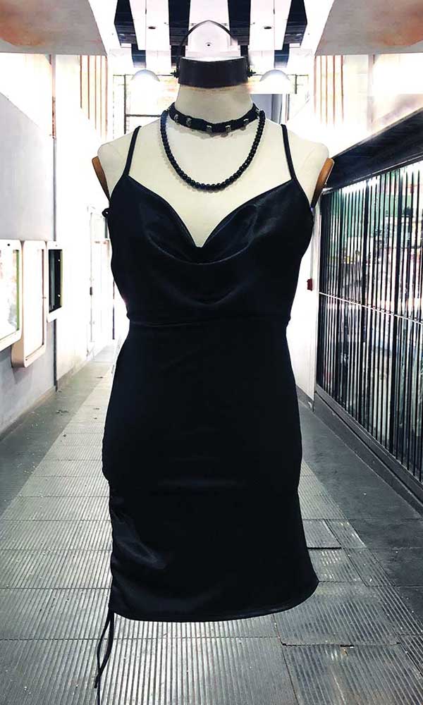 Ramcha Vestido saten negro ajustado al cuerpo